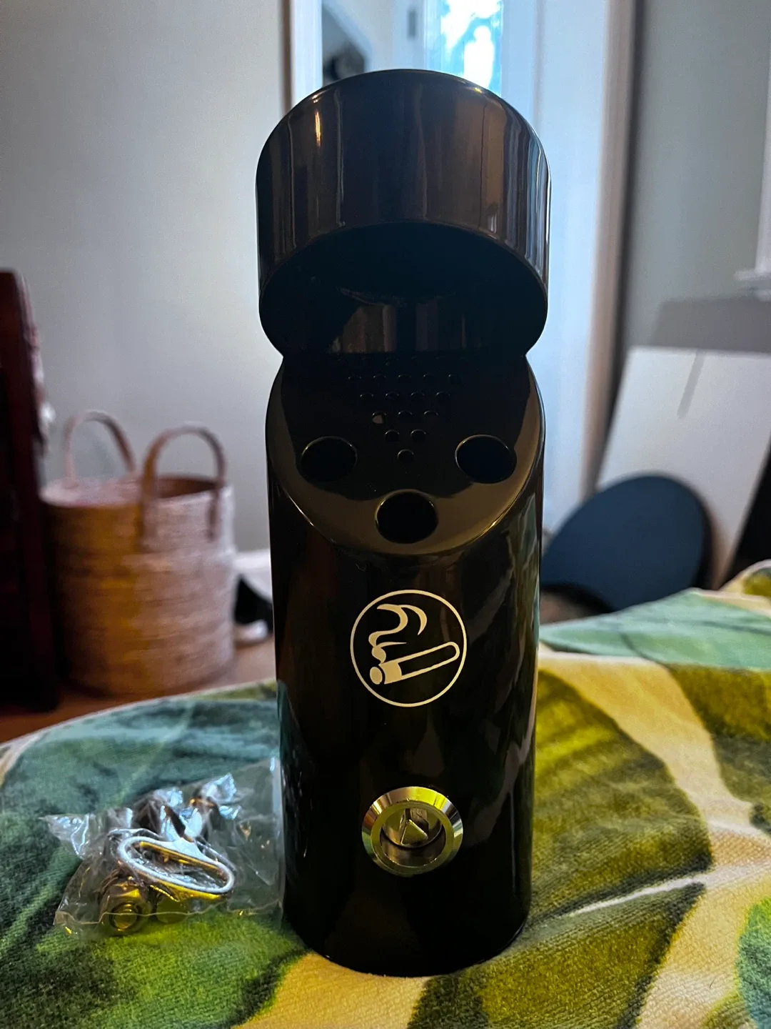 Wall Mounted Cigarette Ashtray image indicator(2)