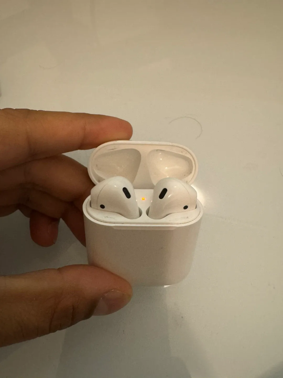 Apple AirPods 2nd Generation image indicator(2)