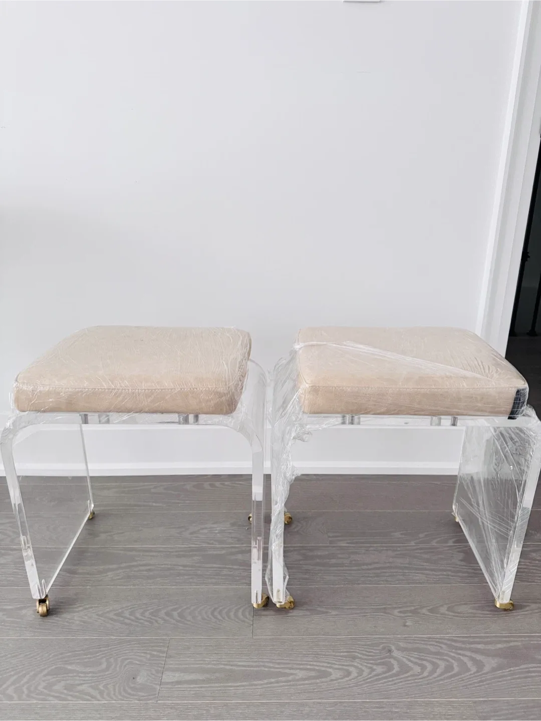 Acrylic Vanity Stool with Beige Leather Cushion image indicator(5)