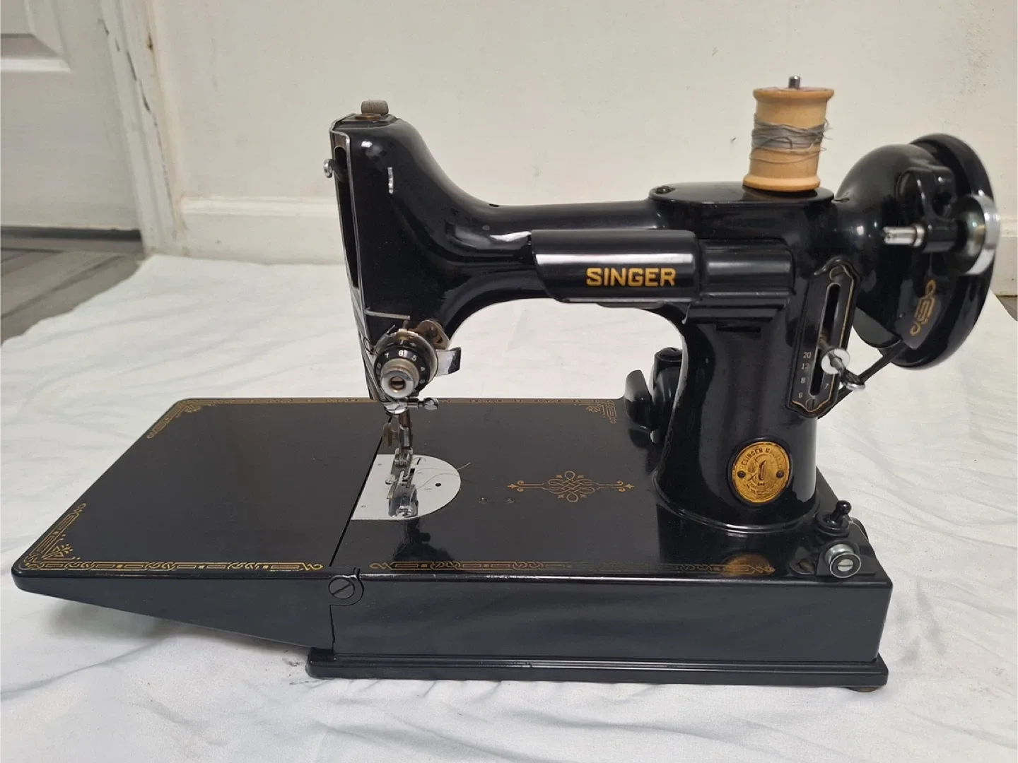 Singer Sewing Machine w/ Accessories thumbnail