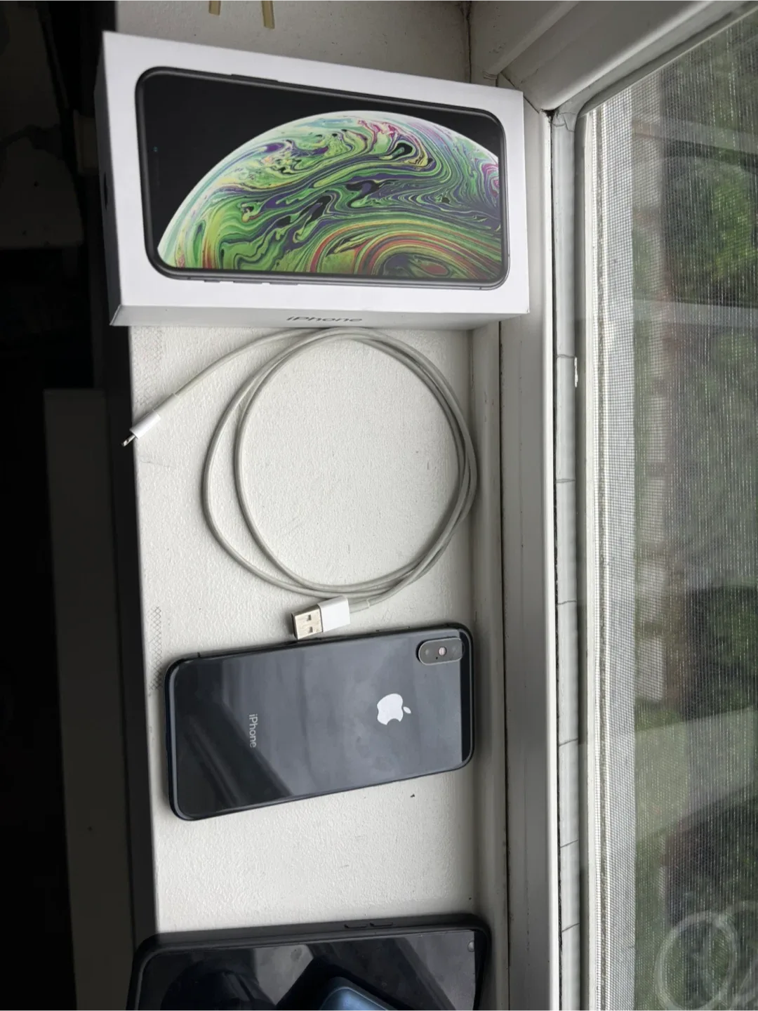 iPhone XS 64 gb Black with Box and cable