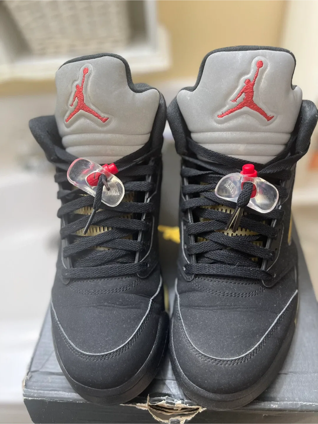 Air Jordan 5 Retro Black/Red Size 9 image indicator(3)