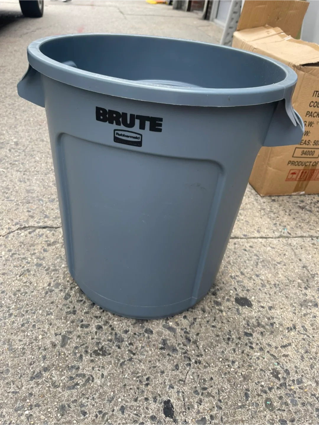 Rubbermaid Brute 10 Gallon Trash Can image indicator(2)