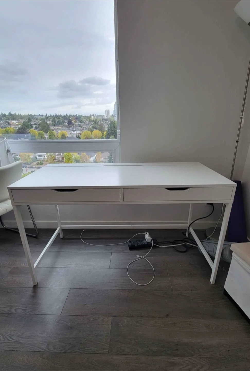 Ikea white desk *Free delivery thumbnail