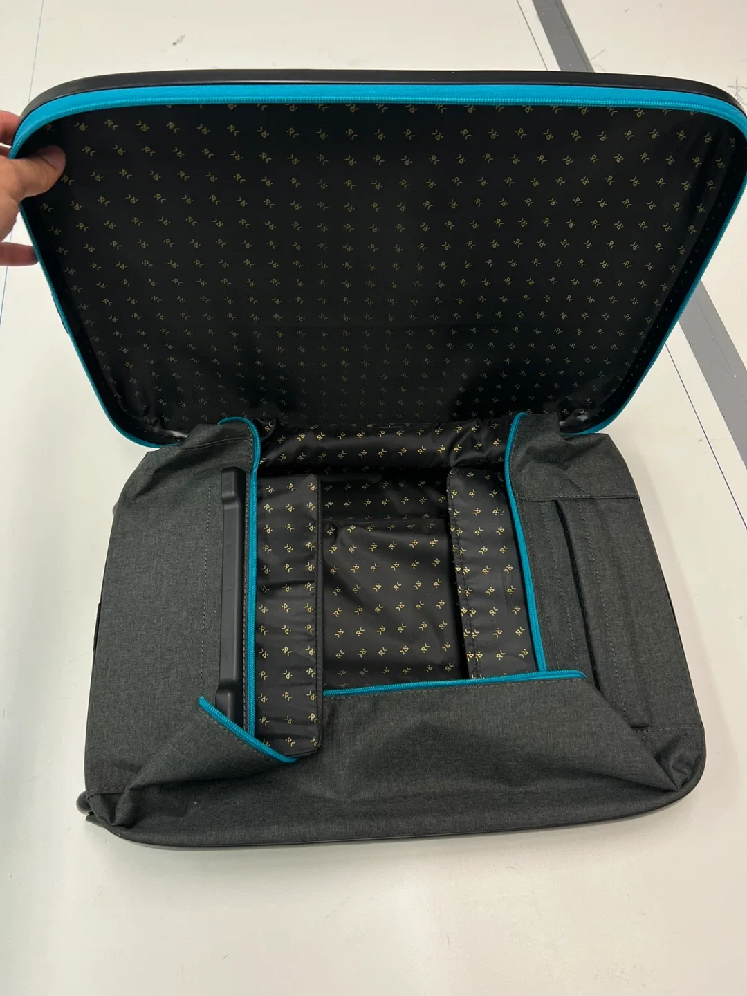 Ultra-Slim Foldable Carry-On Luggage 35 L – Collapses to 5 cm image indicator(4)