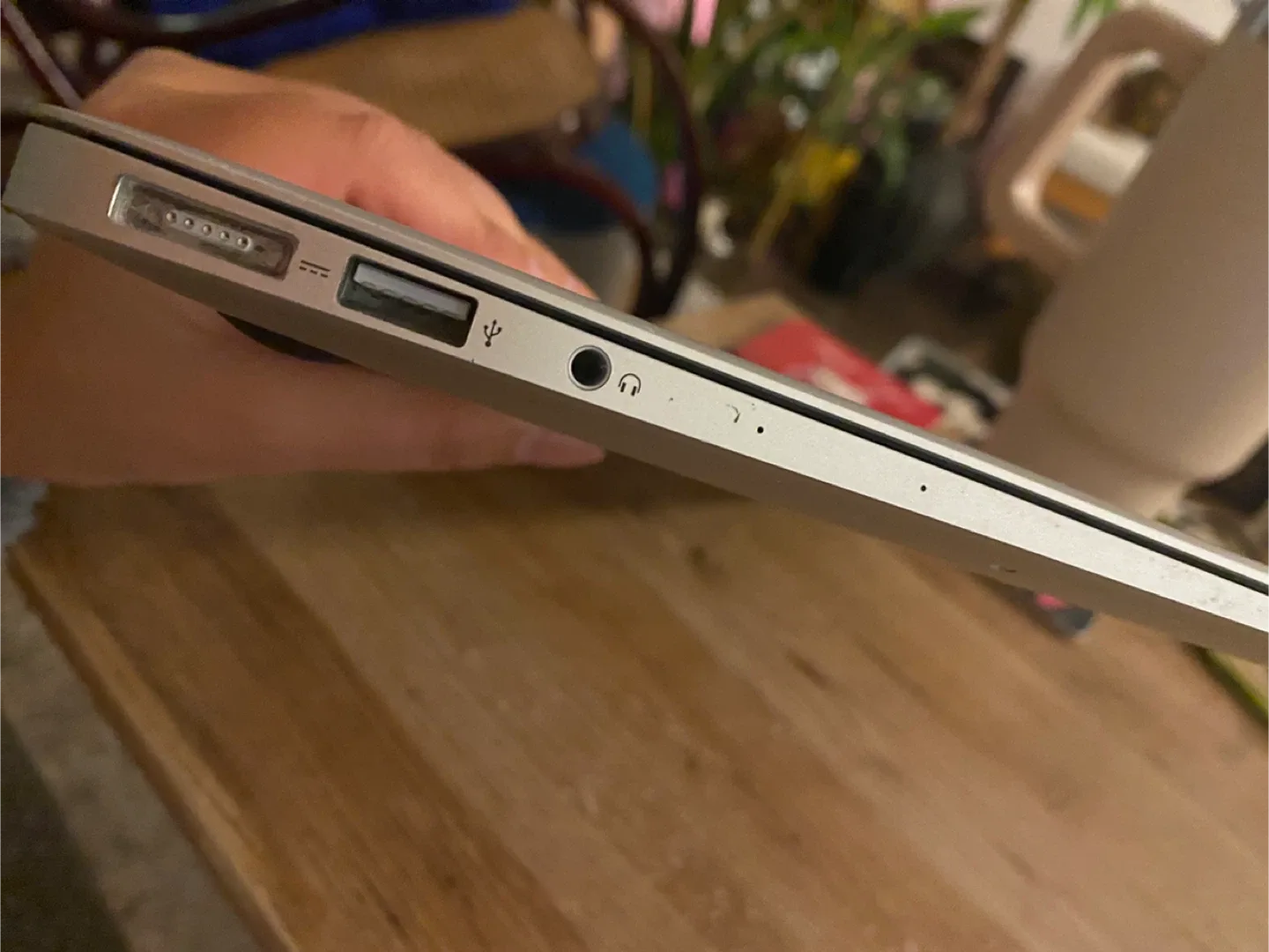 MacBook Air (2017, 13-inch, Silver) image indicator(3)