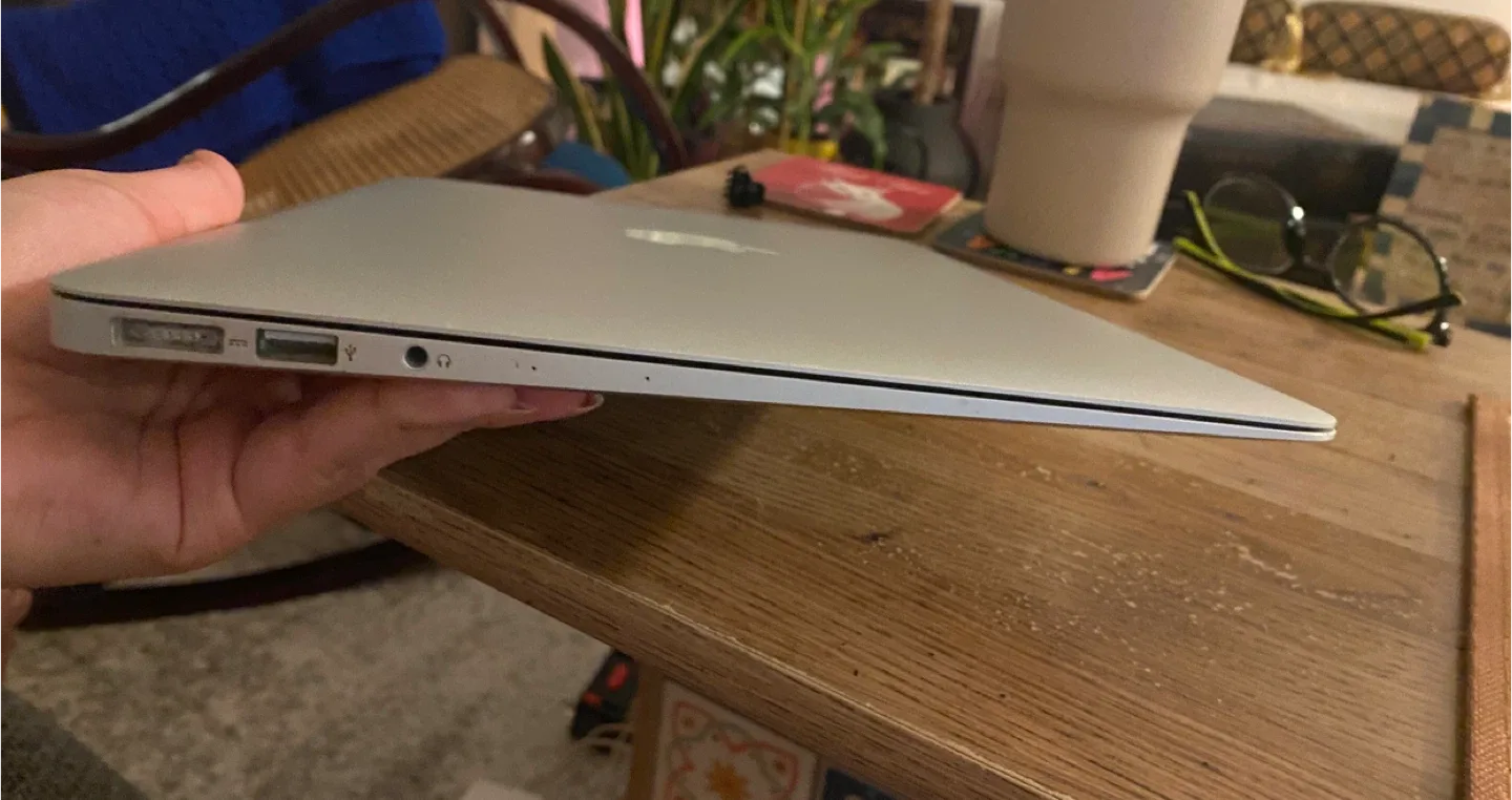 MacBook Air (2017, 13-inch, Silver) image indicator(5)