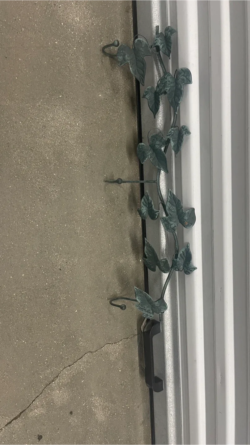 Decorative Metal Ivy Vine Wall Decor thumbnail