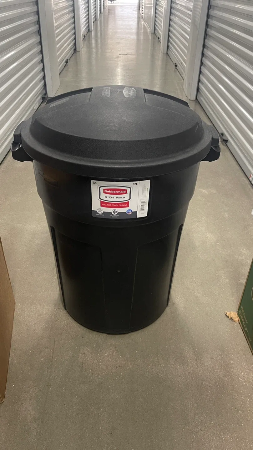 Rubbermaid 32-Gallon Outdoor Trash Can thumbnail