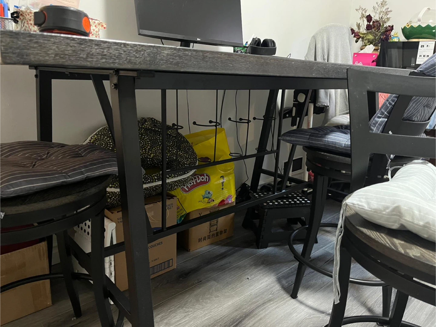 Dining table + 4 dining stools - free (recalled) - photo 3
