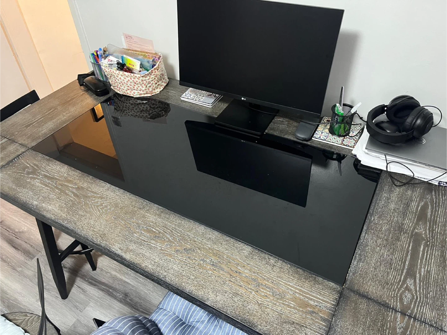 Dining table + 4 dining stools - free (recalled) - photo 2