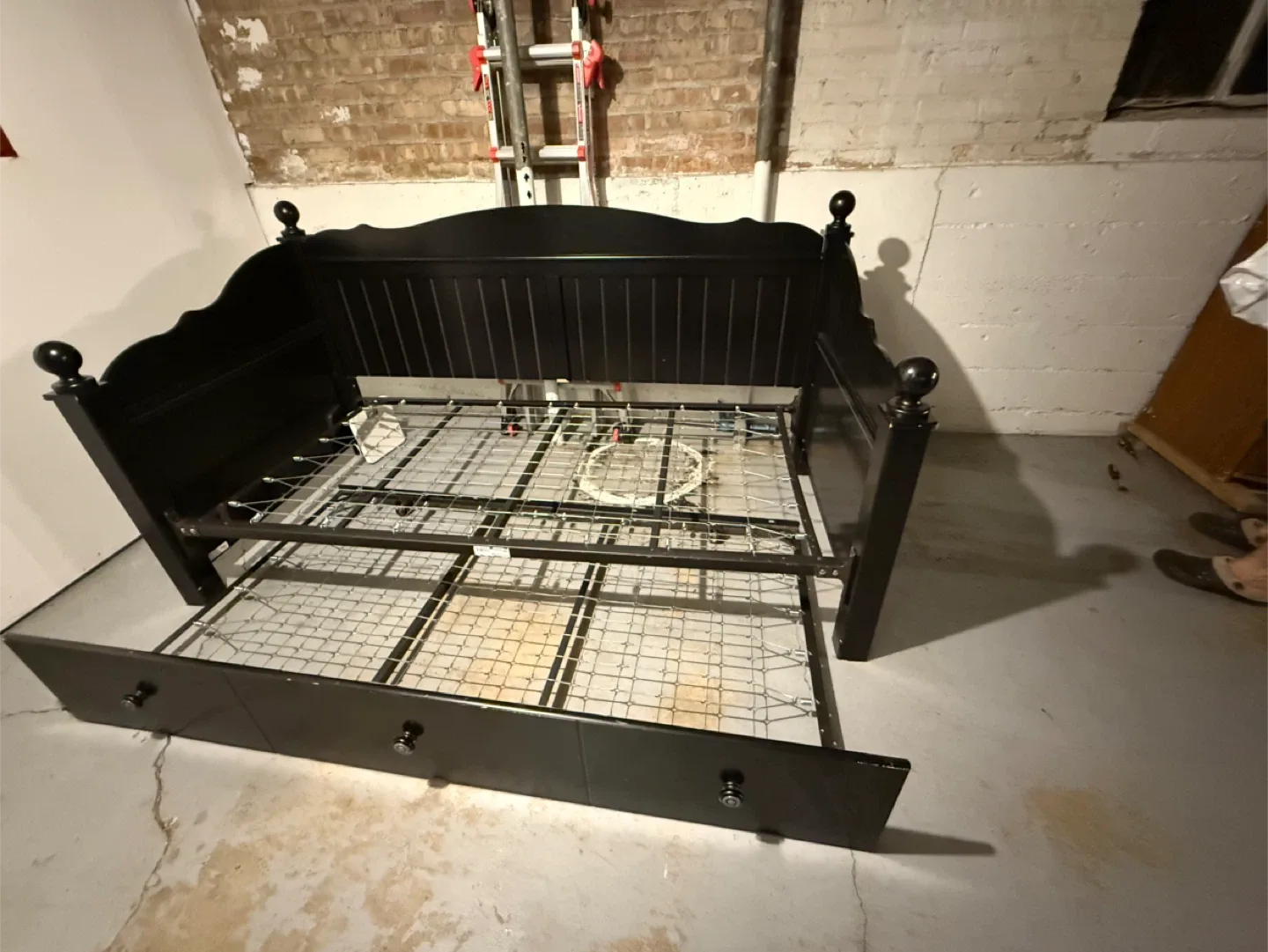 Twin Bed  with mattress storage image indicator(5)