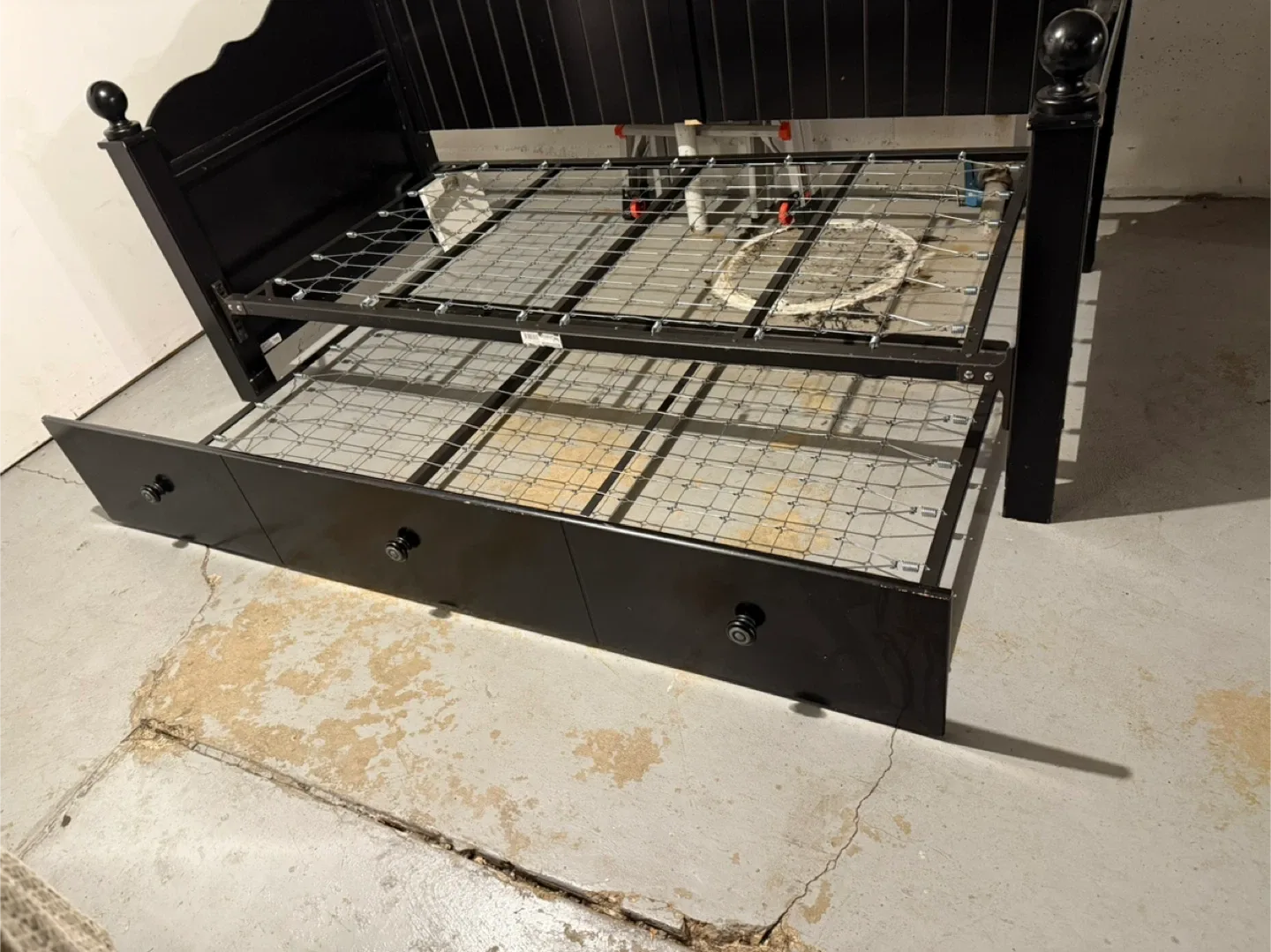 Twin Bed  with mattress storage image indicator(9)