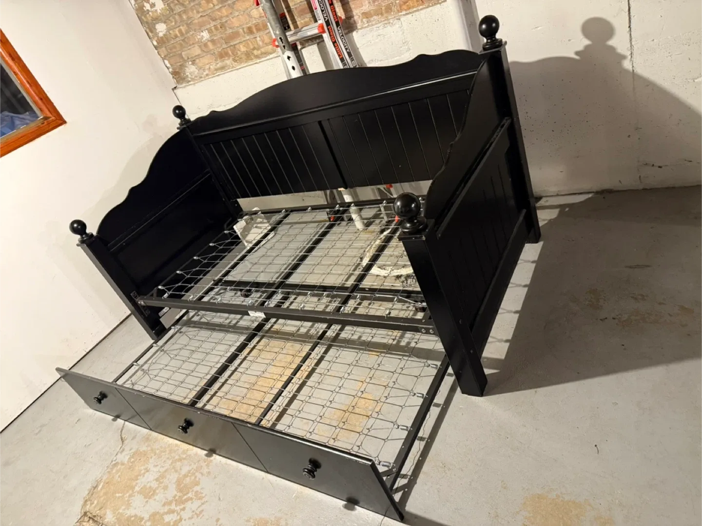 Twin Bed  with mattress storage image indicator(10)