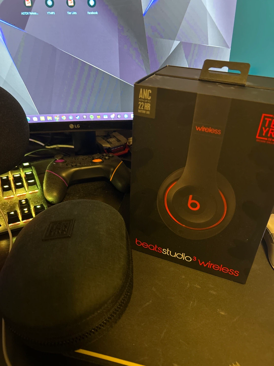 Beats Studio3 Wireless Headphones - Black/Red