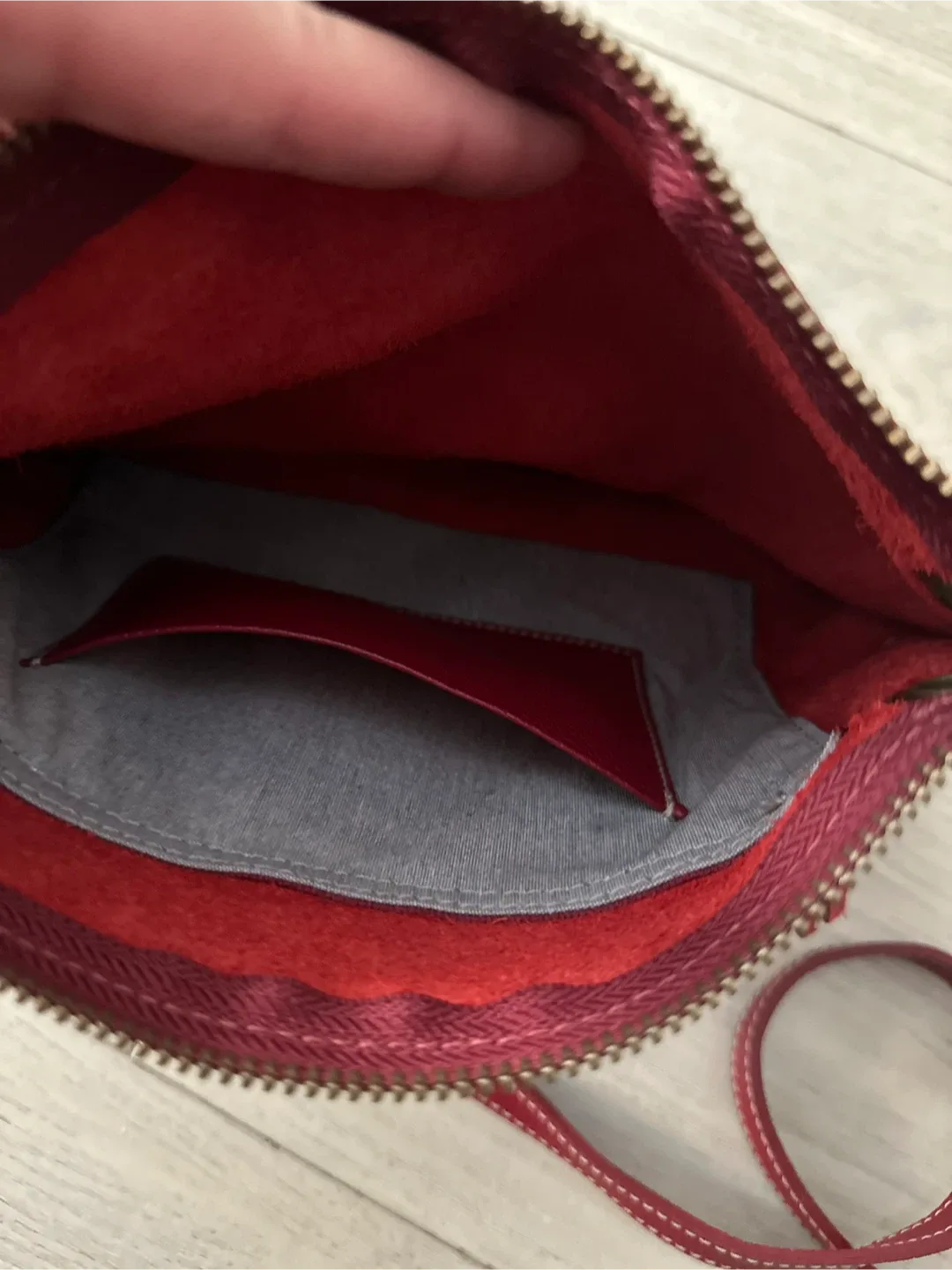 Roots Eddie Bag Red Leather Crossbody image indicator(5)