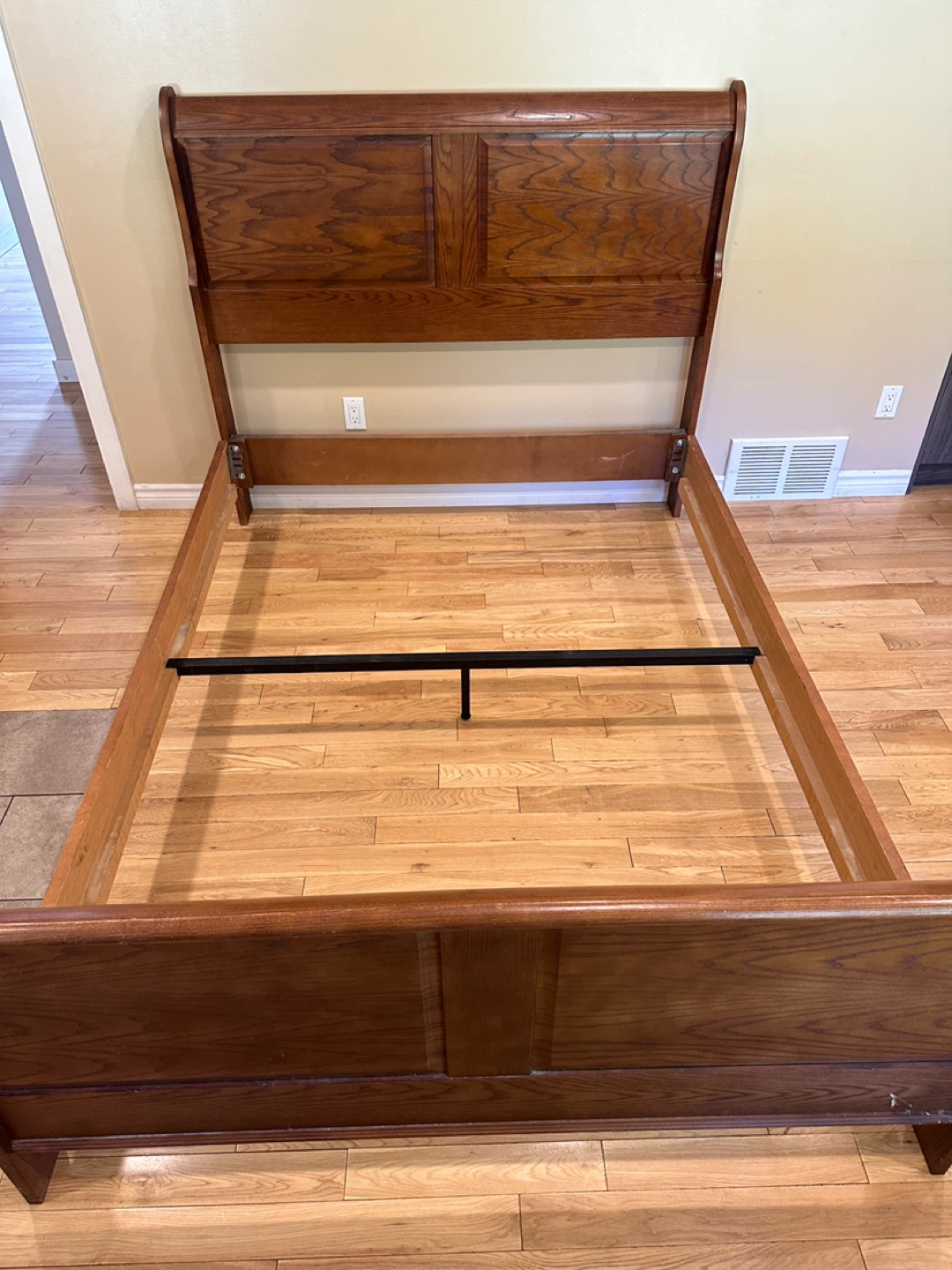 Queen Size Solid Wood Sleigh Bed (CAN DELIVER)