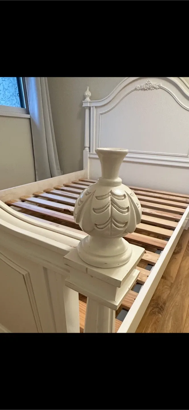 Isabella Low Post Panel Bed with Headboard & Footboard image indicator(3)