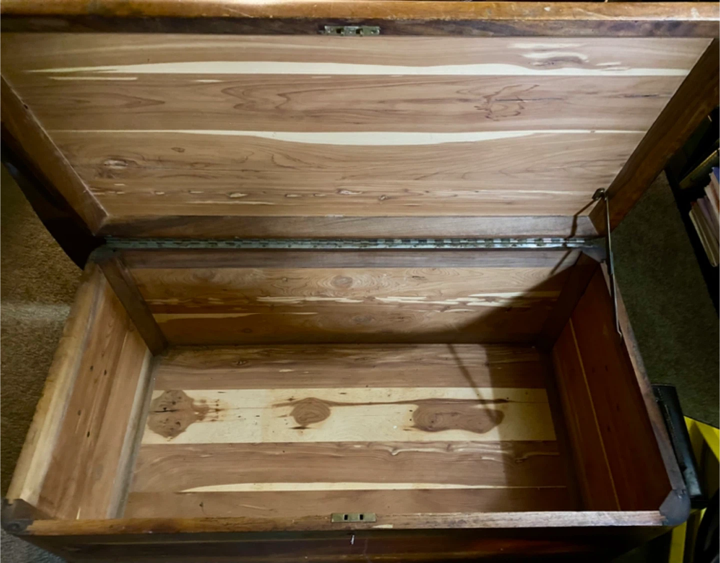 Solid cedar chest. No veneer. Top needs refinishing - photo 2