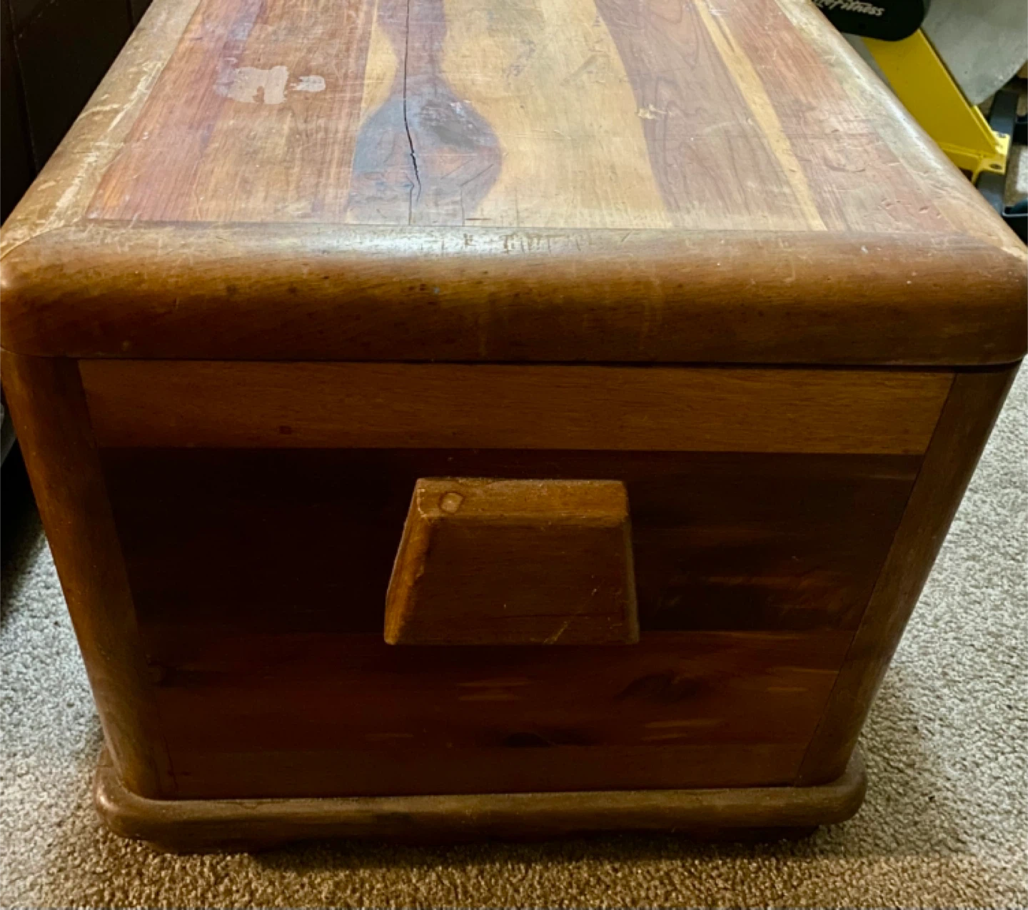 Solid cedar chest. No veneer. Top needs refinishing - photo 3