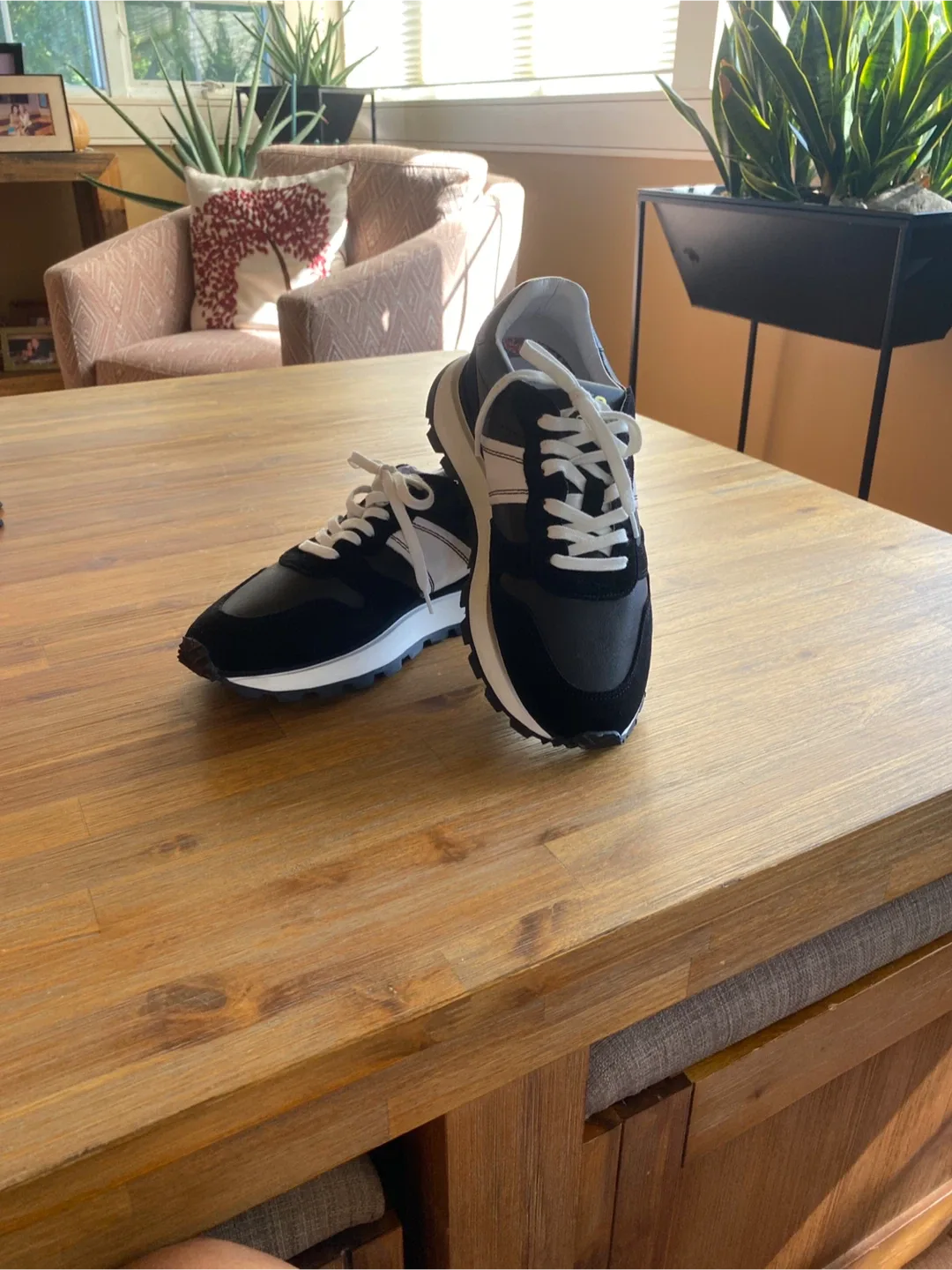 Greats Brooklyn Black/White Women Sneakers Sz 9 thumbnail