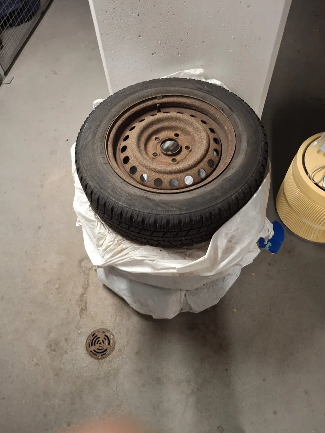 Used Winter Tire 195/65R15 91T image indicator(3)