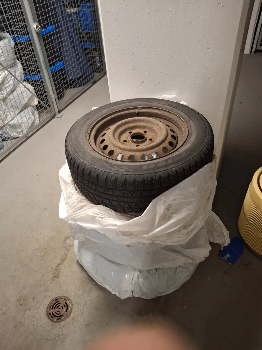 Used Winter Tire 195/65R15 91T image indicator(2)