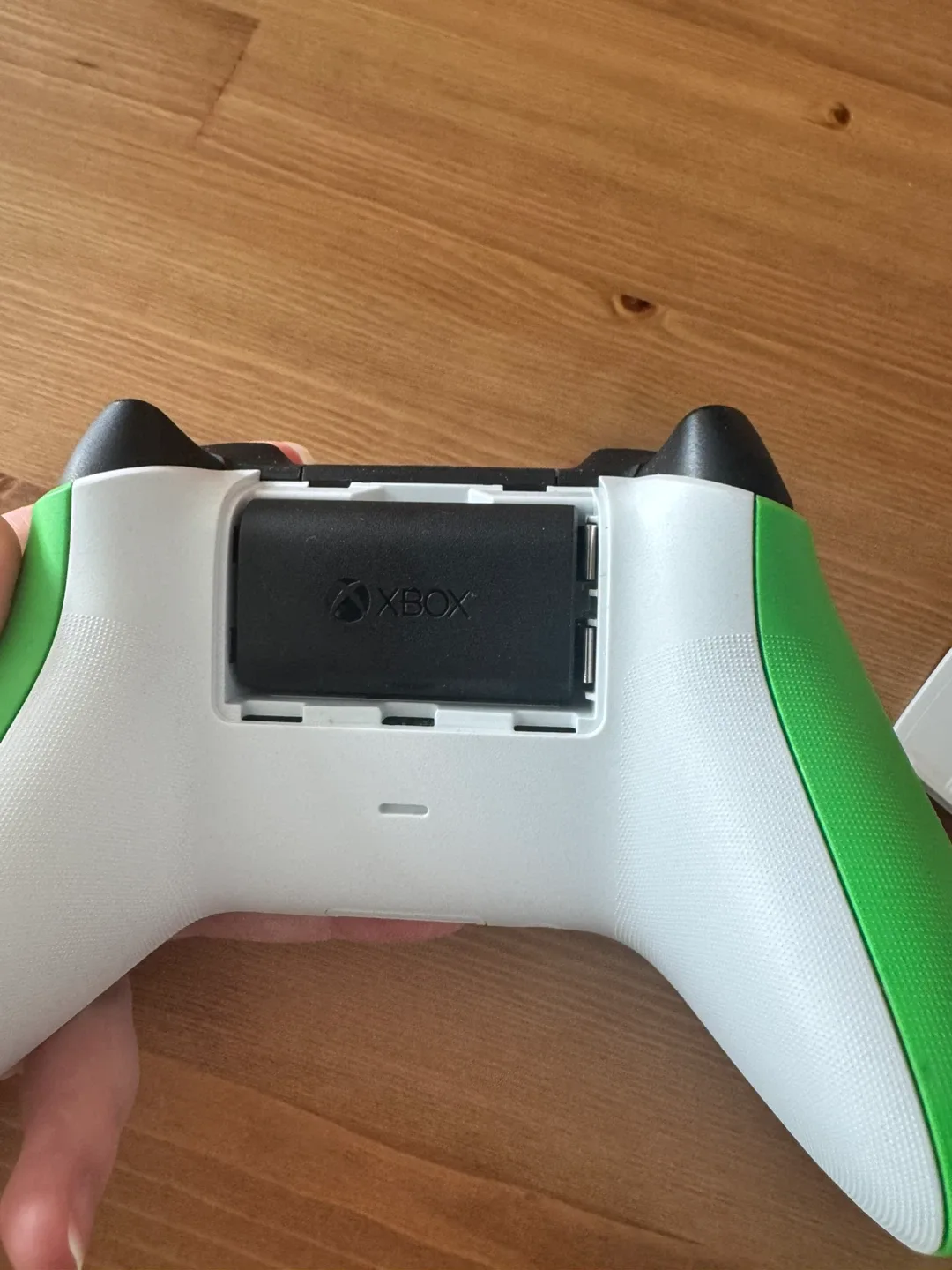 Xbox Wireless Controller with RECHARGEABLE BATTERY image indicator(2)