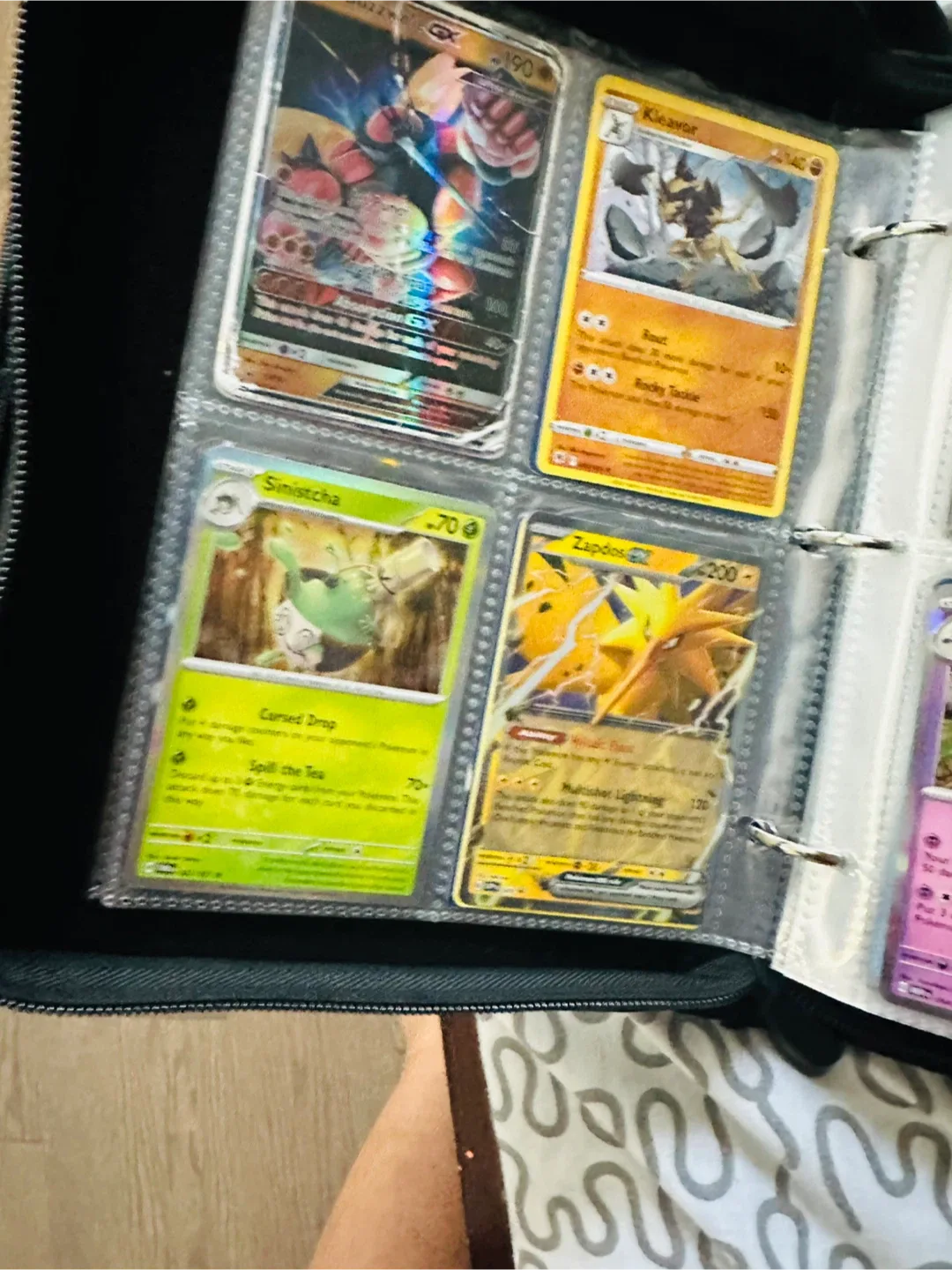 Pokémon Trading Card Binder with rare cards image indicator(2)