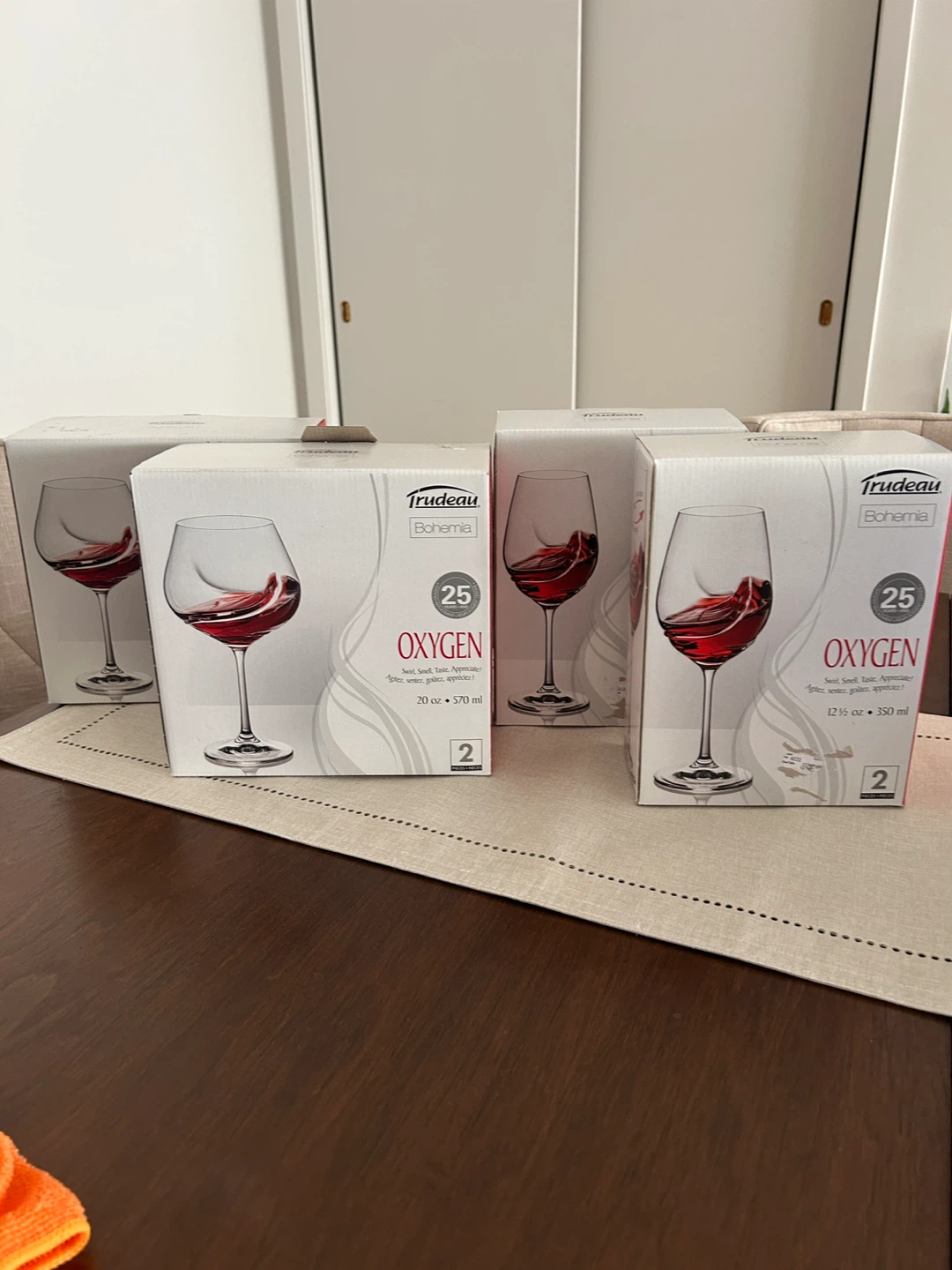 4 red wine glasses and 4 white wine glasses