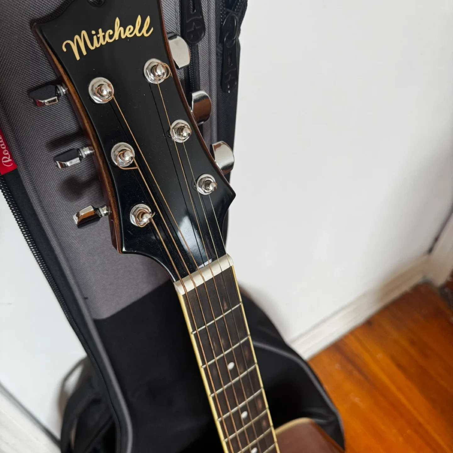 Mitchell Acoustic Guitar with Case image indicator(4)