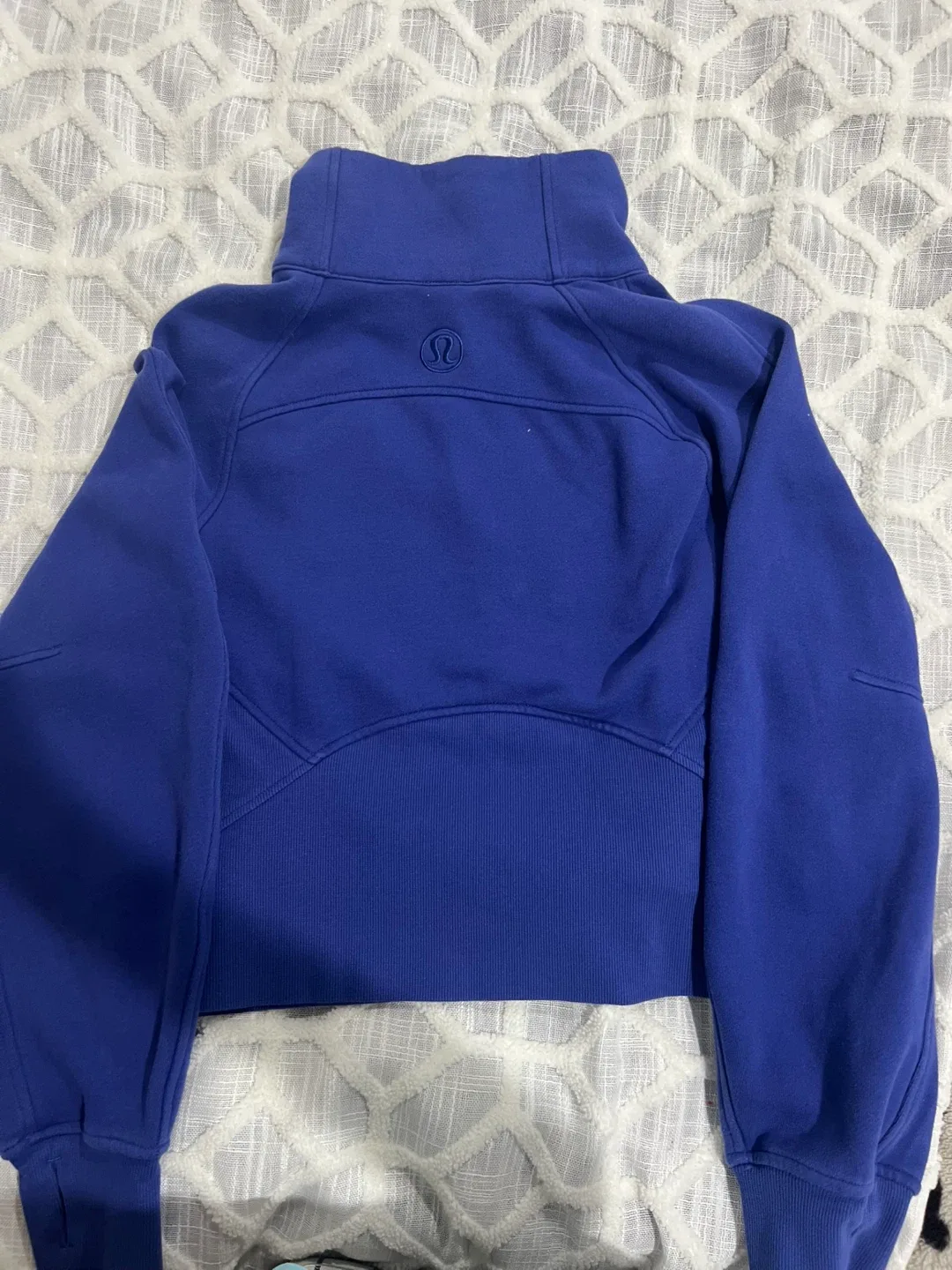 Lululemon Woman’s Sweater image indicator(2)