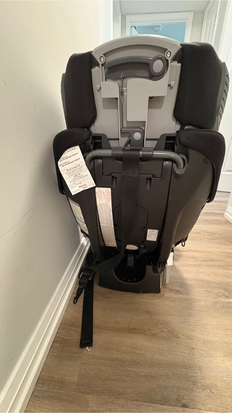 Evenflo Safemax Car Seat - Black & White - photo 4