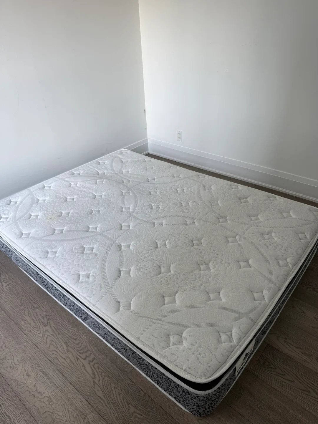 Queen Mattress- Kingsdown Studio Burton Mattress image indicator(6)