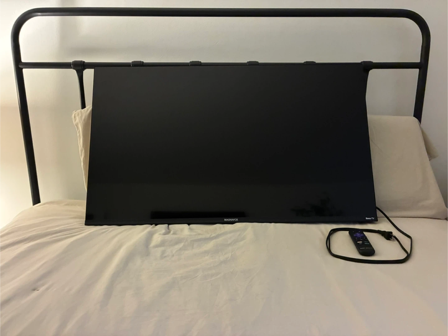 MAGNAVOX 40" FHD HDR Roku Smart TV - photo 2