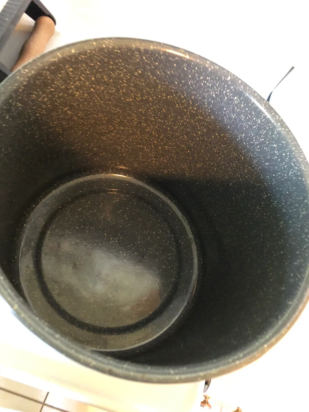 New Speckled Grey Stock Pot with Lid image indicator(2)