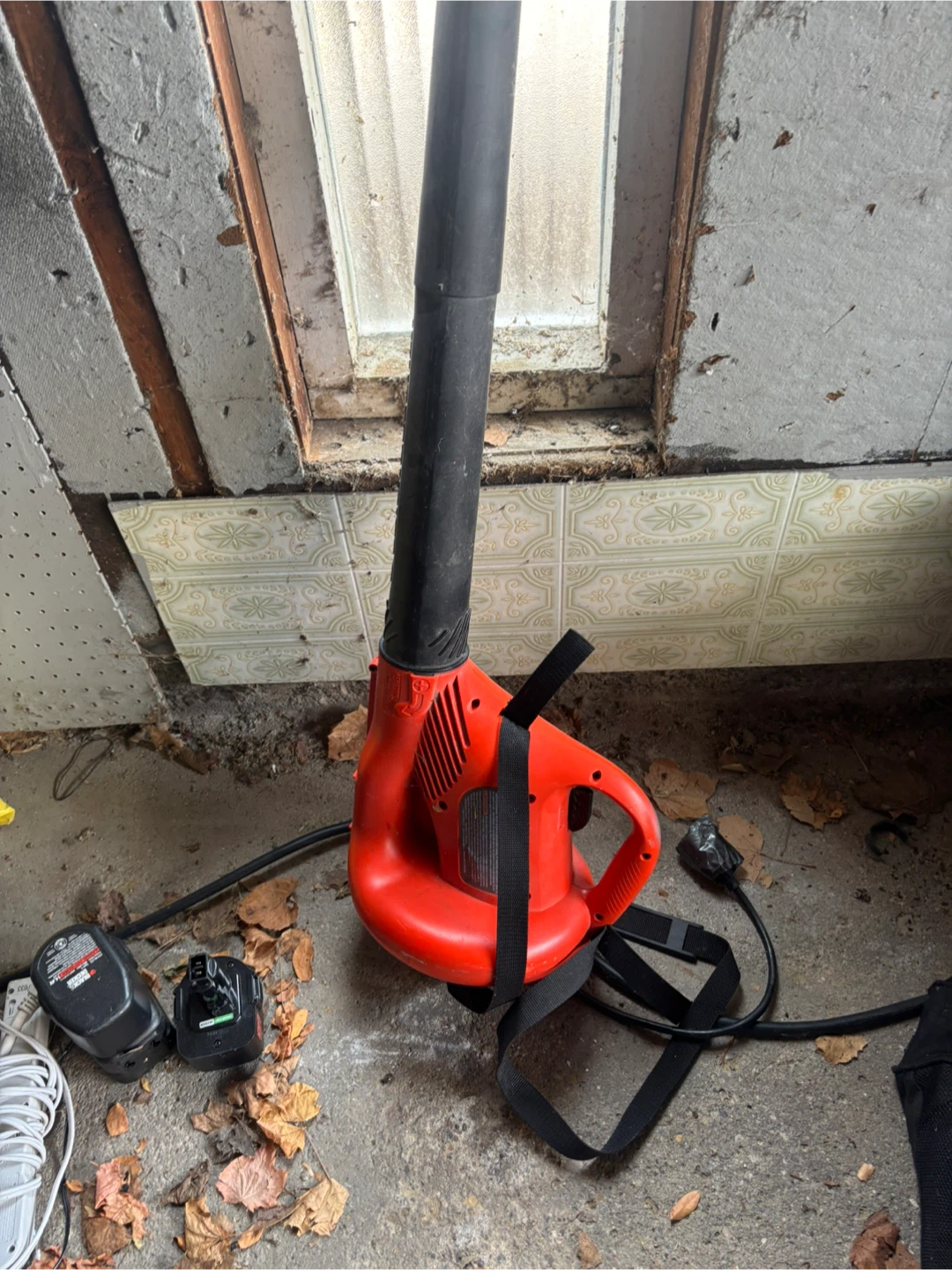 Red Black & Decker Leaf Blower - photo 2