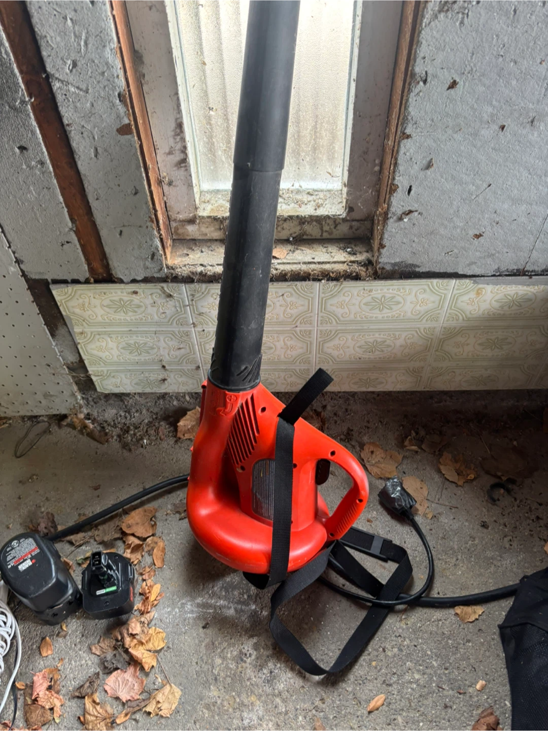 Red Black & Decker Leaf Blower - photo 3