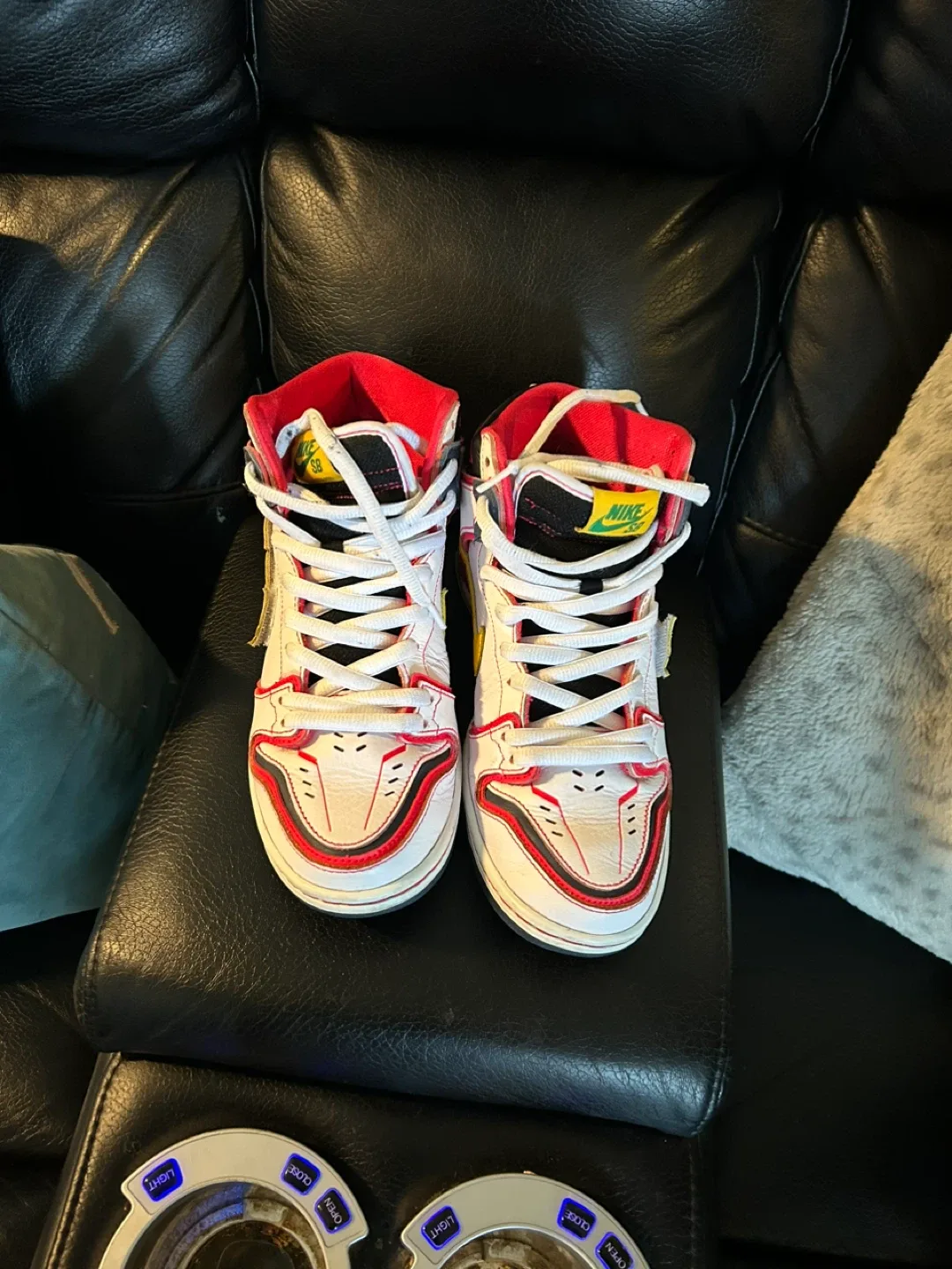 Nike SB Gundam High  White/Yellow Size 10.5 image indicator(2)