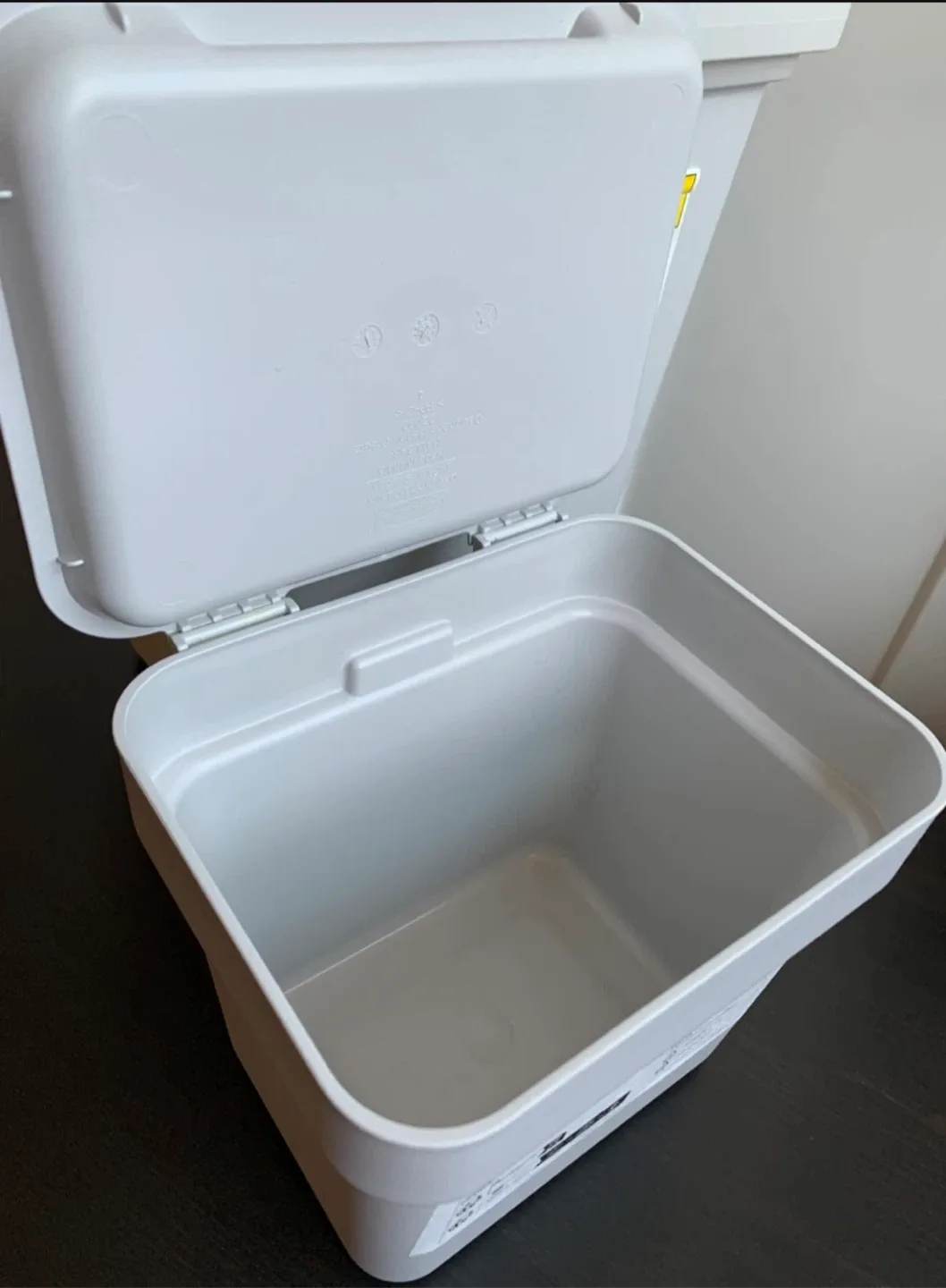 Set of 2 Waste Bins with Lids image indicator(8)