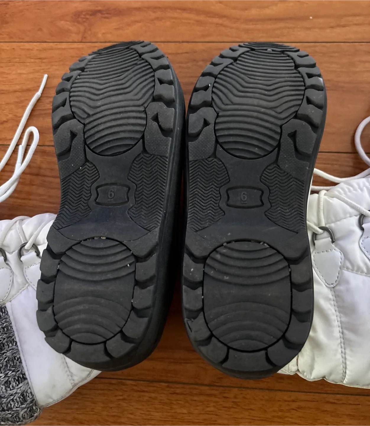 Gorgeous White Winter Boots - Size 6 image indicator(3)