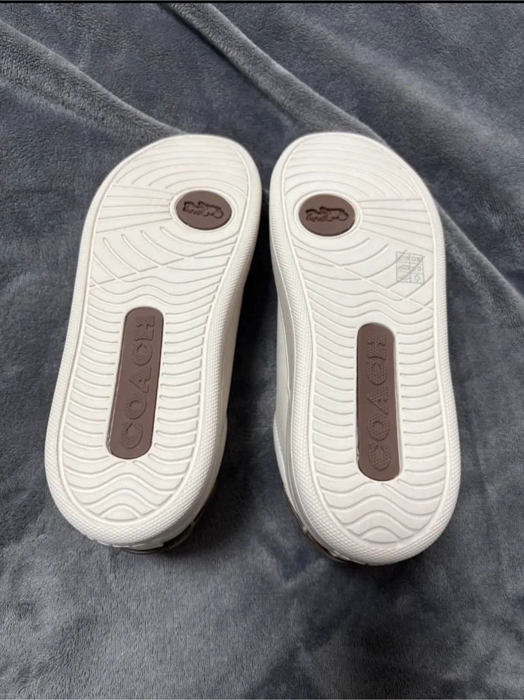 Coach Clip Leather Lowtop Sneakers Size 7 image indicator(2)