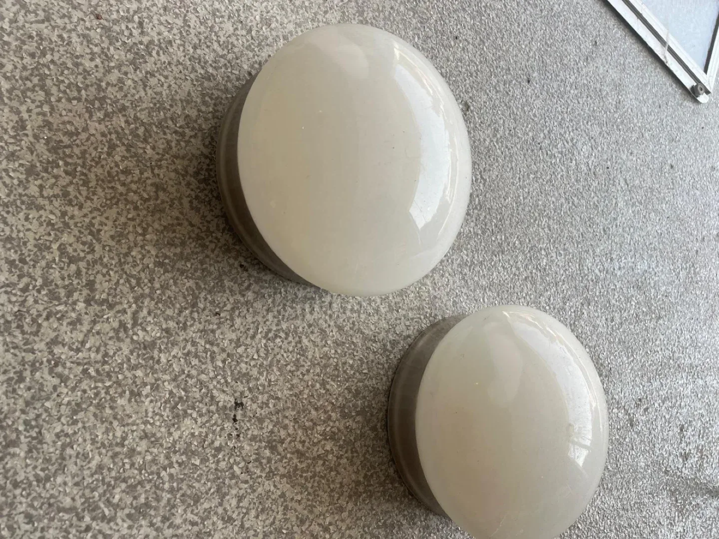 Two Round Ceiling Lights image indicator(2)