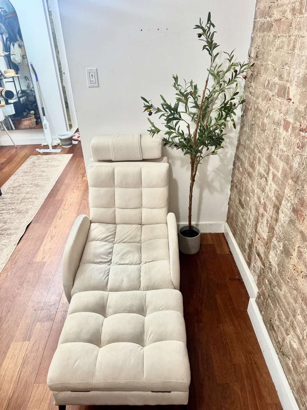 Cream Tufted Recliner Chair with Ottoman image indicator(6)