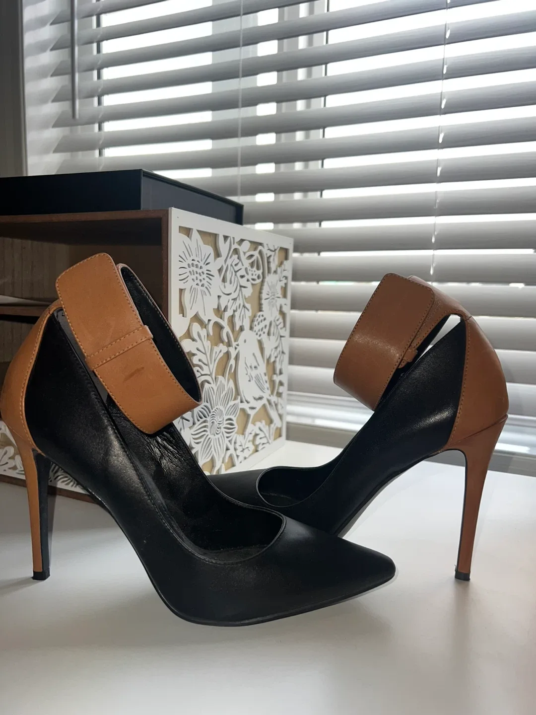 Enzo Angiolini Black & Tan Heels - Size 8M thumbnail