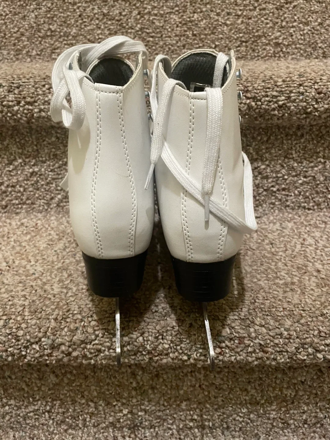 Winnwell Figure Skates - Size 7 image indicator(4)