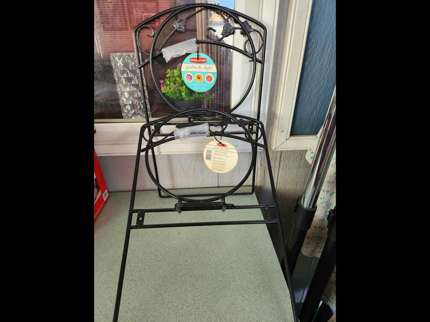 New Rubbermaid Garden in Style Single Pot Holder