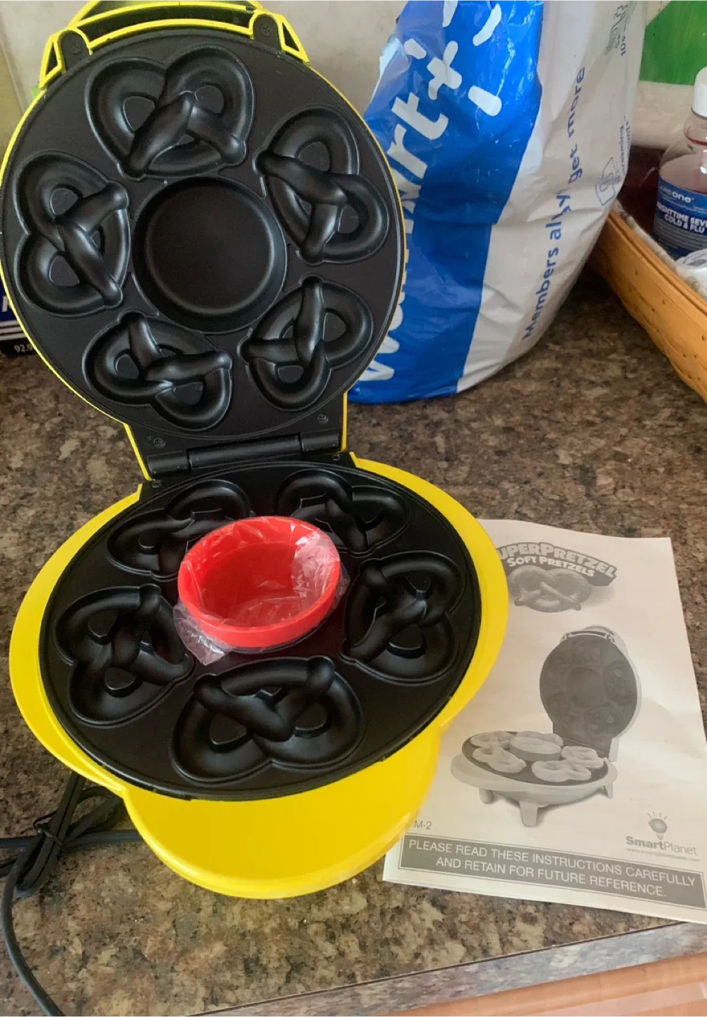 Babycakes Mini Cake Pop Maker & Smart Planet Pretzel Maker image indicator(3)