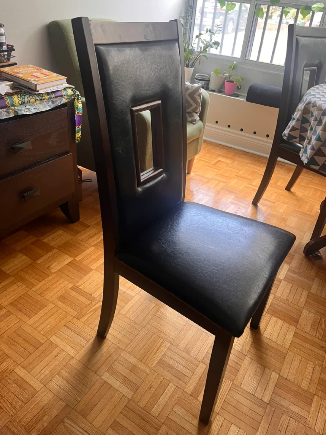 Set of 4 Dining Chairs - Dark Wood & Black Leather image indicator(3)