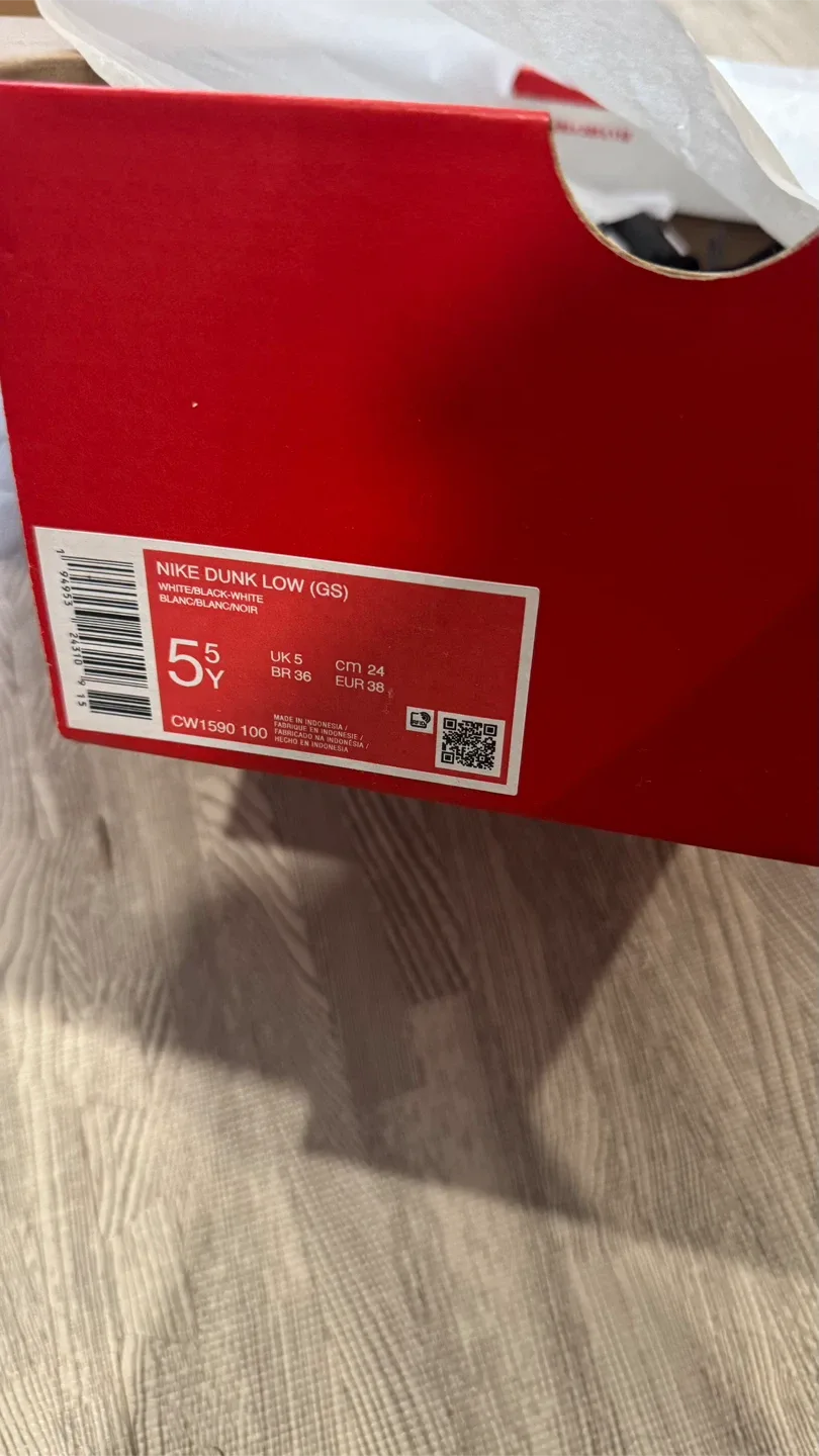 Nike Dunk Low GS Panda - Size 5.5Y - New in Box image indicator(2)